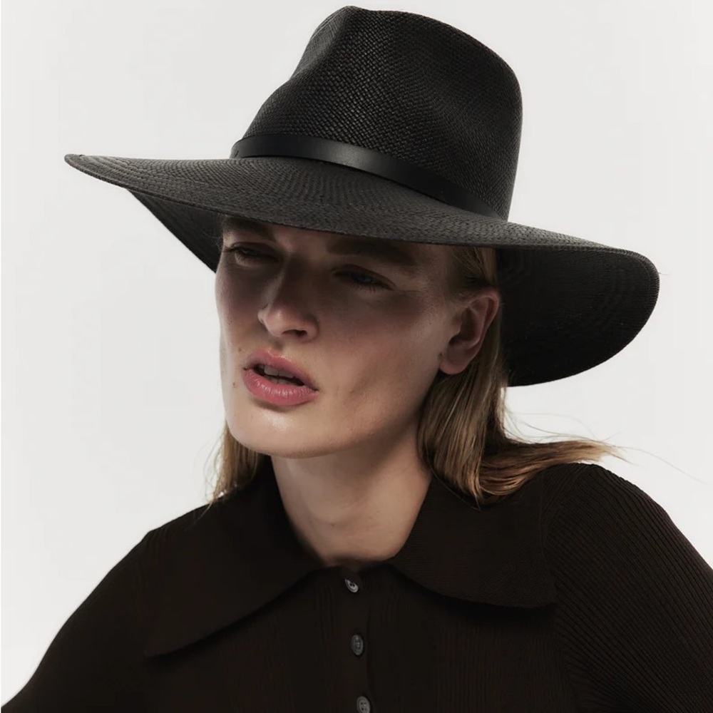 JANESSA LEONÉ hat